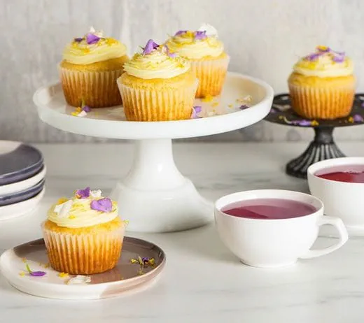 recipe image Petits gâteaux au citron avec glaçage à la fleur de sureau et fleurs comestibles