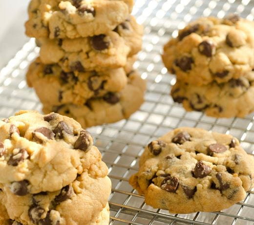 recipe image Biscuits aux brisures de chocolat avec la pâte à biscuits aux possibilités infinies Becel