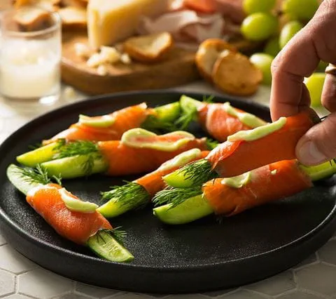 recipe image Bouchées de saumon avec wasabi, limette et concombre