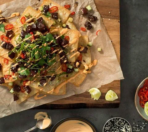 recipe image Nachos façon "Poke" à partager au thon blanc, à la lime et au gingembre