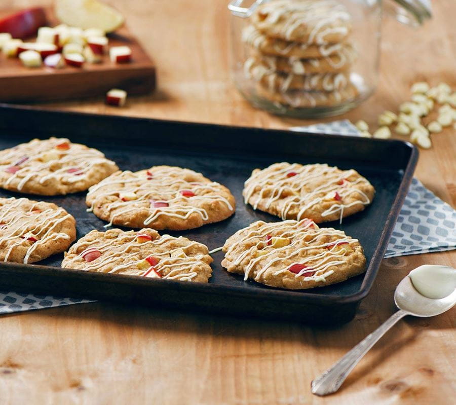 recipe image Biscuits à l’avoine et pommes épicées avec la pâte à biscuits aux possibilités infinies Becel