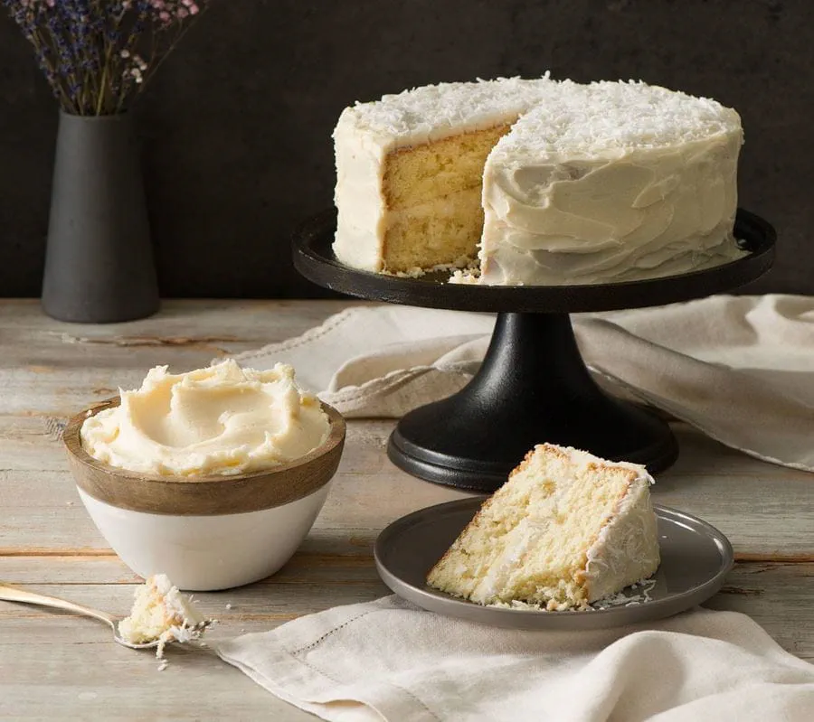 Gâteau à la noix de coco avec glaçage au fromage à la crème et à