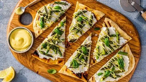 recipe image Grilled Flatbread with Asparagus and Vegetarian Hollandaise