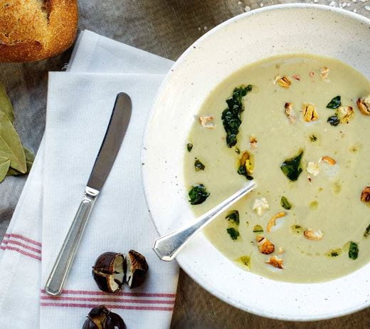 recipe image Potage de Topinambours, Chou-fleur et Marrons avec Croûtons aux Herbes Fraîches