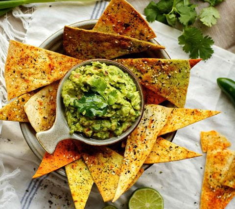 recipe image Trempette à l’avocat et croustilles cuites au four