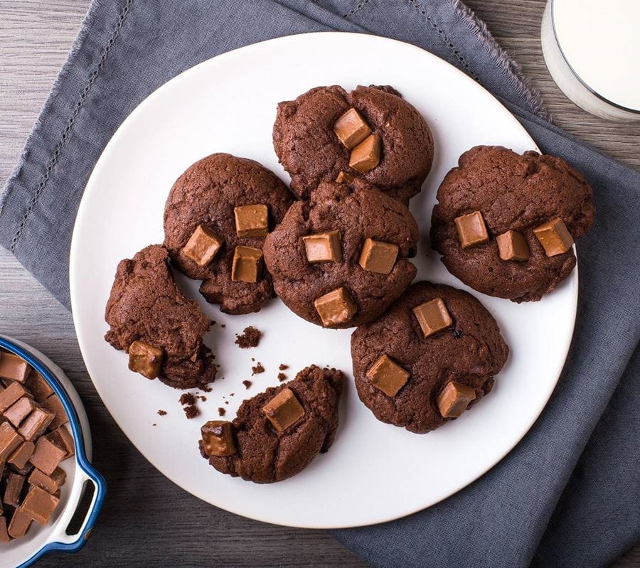 recipe image Biscuits aux morceaux de chocolat avec la pâte à biscuits aux possibilités infinies Becel