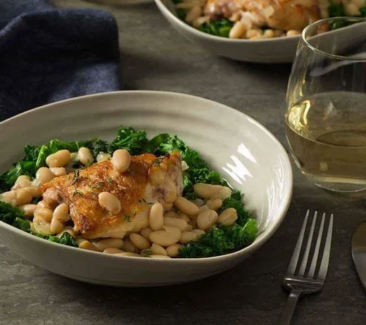 recipe image Poulet braisé avec haricots blancs et choux vert frisé