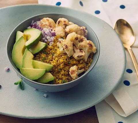 recipe image Bols de chou-fleur, quinoa et avocat au curcuma doré