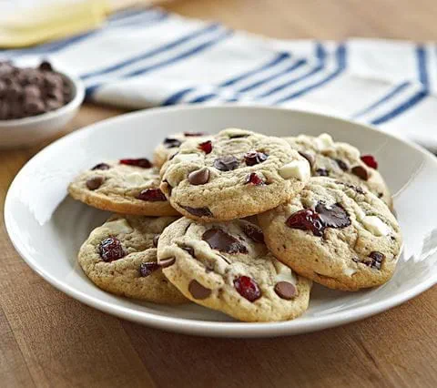 recipe image Biscuits au chocolat et aux cerises avec la pâte à biscuits aux possibilités infinies Becel