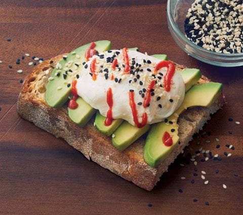 recipe image Toast à l’avocat avec graines de sésame et œuf pochés