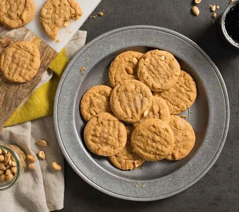 recipe image Biscuits au beurre d’arachide avec la pâte à biscuits aux possibilités infinies Becel