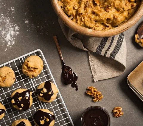 recipe image Biscuits aux noix et à la ganache avec la pâte à biscuits aux possibilités infinies Becel
