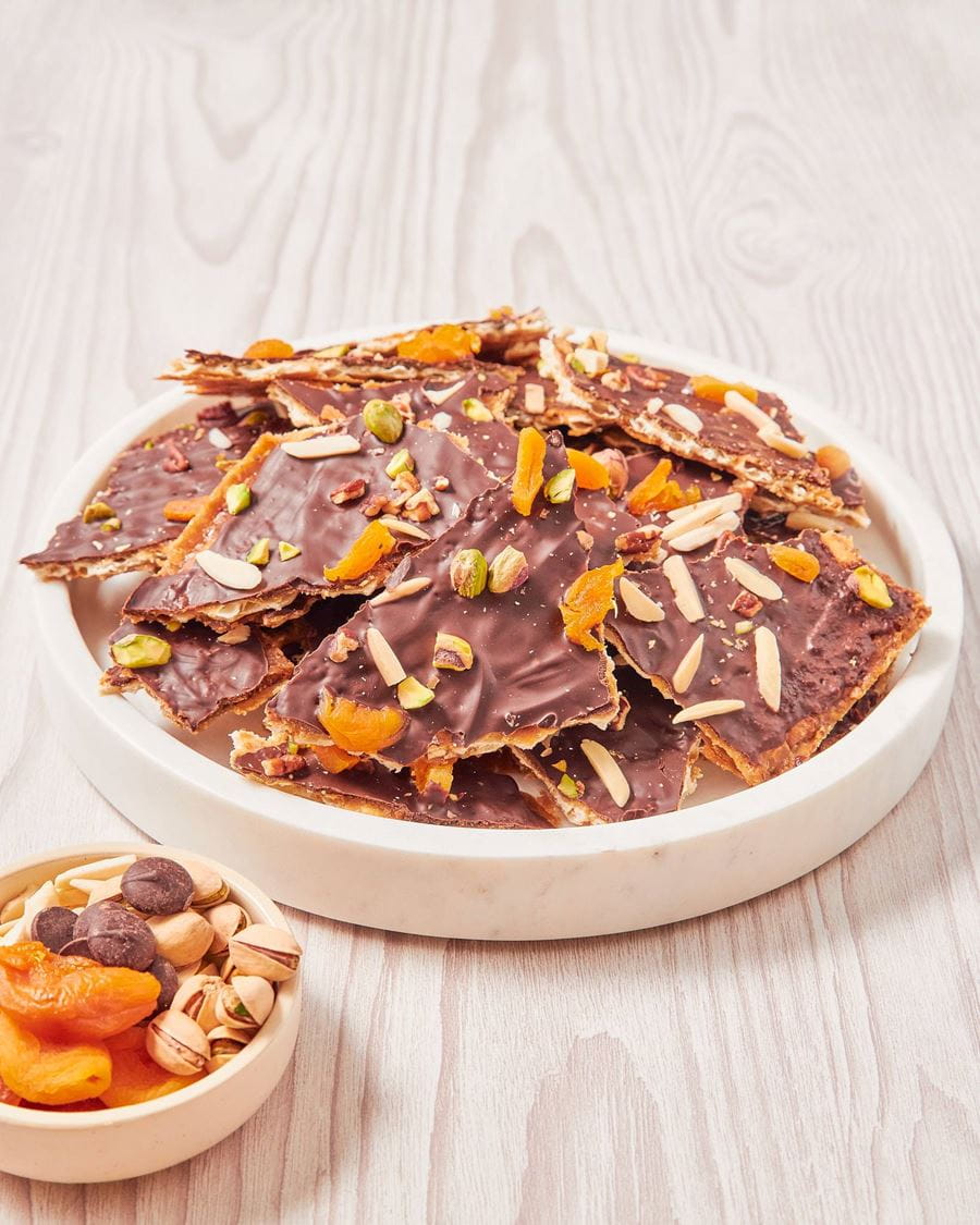 recipe image Écorce de matzo au chocolat et au caramel au beurre
