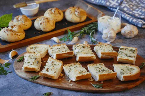 recipe image Tartinade à l’ail et aux herbes