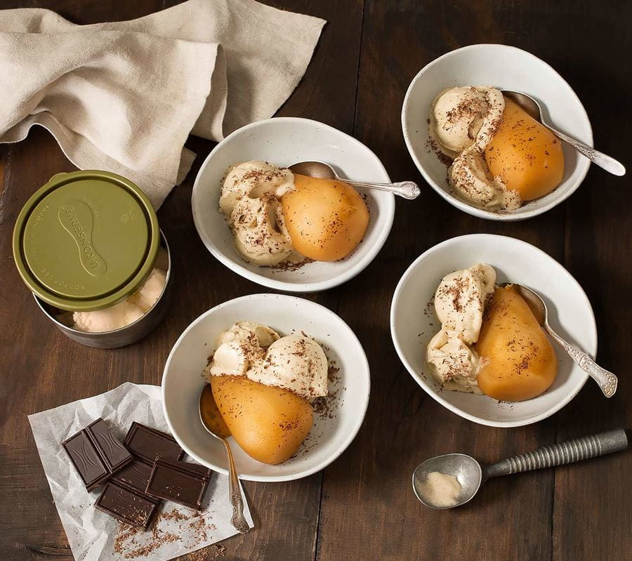 recipe image Poires pochées avec « crème » glacée à la gousse de vanille