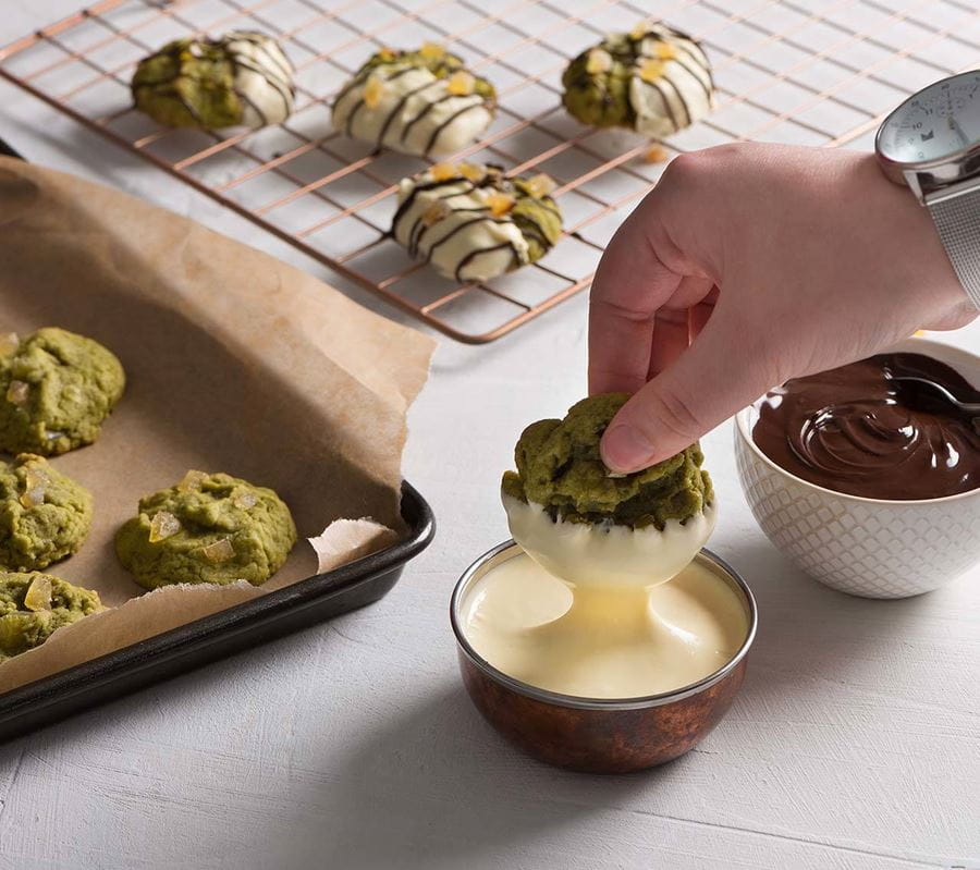 recipe image Biscuits matcha avec la pâte à biscuits aux possibilités infinies Becel