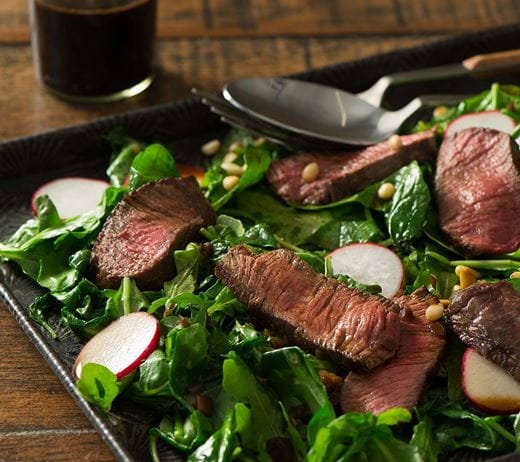 recipe image Bœuf poêlé avec vinaigrette à l’échalote et jeunes épinards