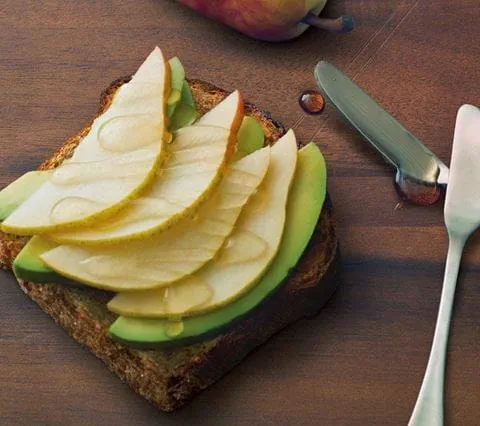 recipe image Toast à l’avocat et à la poire avec miel