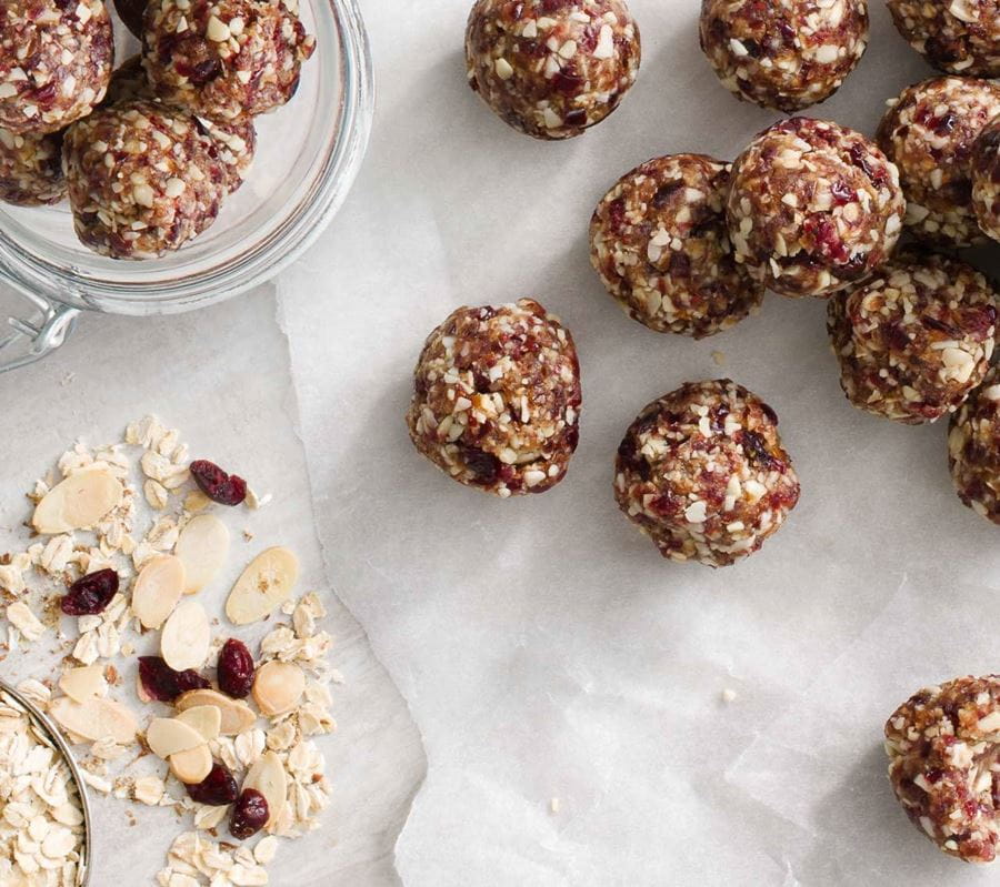 recipe image Bouchées énergétiques aux amandes et canneberges