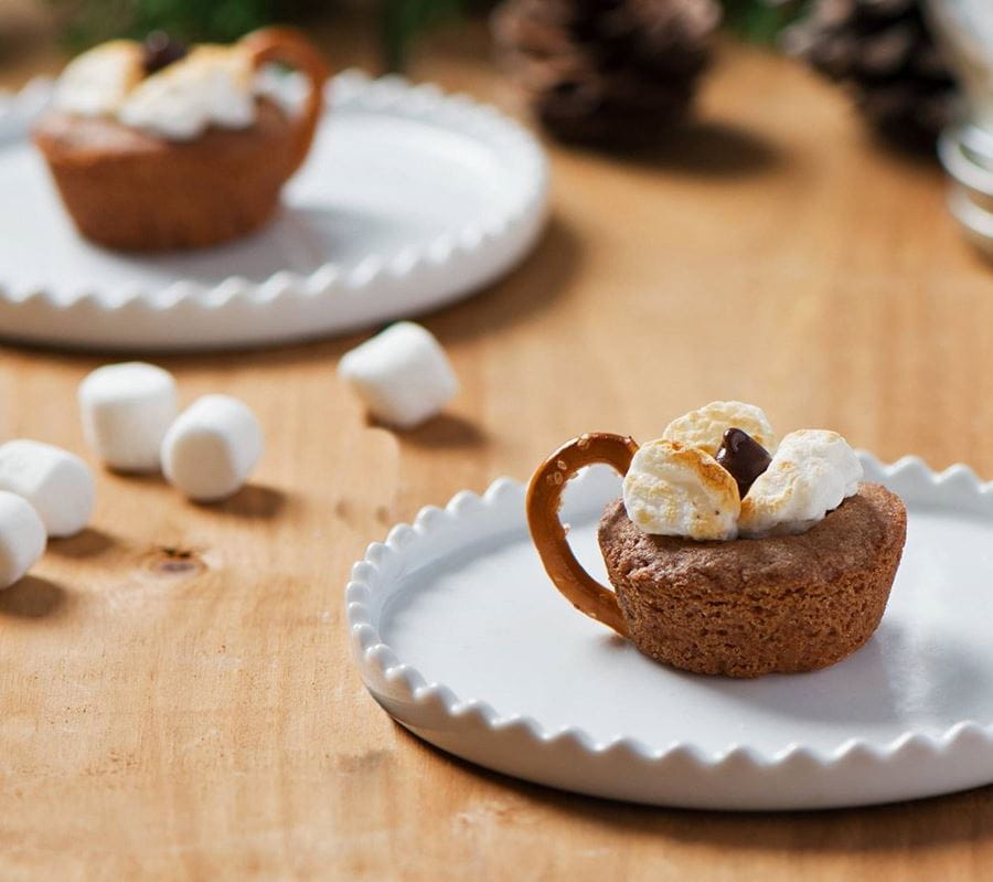 recipe image Biscuits au chocolat chaud  avec la pâte à biscuits aux possibilités infinies Becel