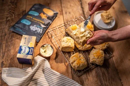 recipe image Scones au fromage végétalien et aux herbes