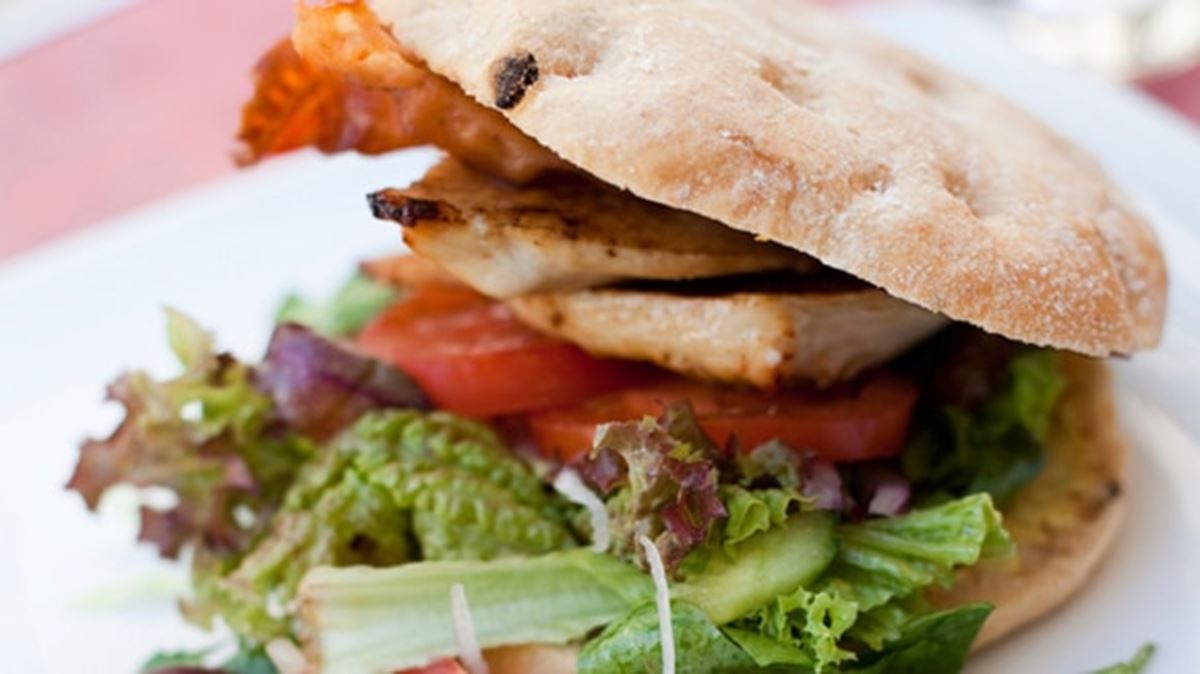 recipe image Sandwich au poulet grillé avec poivron rouge grillé et roquette
