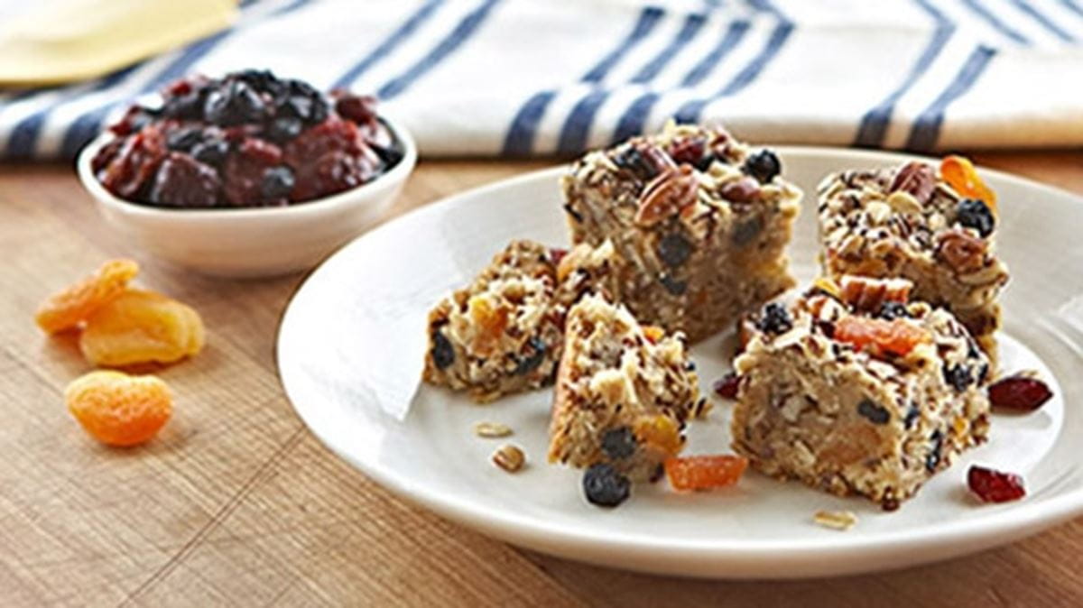 recipe image Biscuits barres granola avec la pâte à biscuits aux possibilités infinies Becel