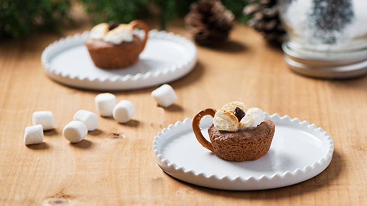 recipe image Biscuits au chocolat chaud avec la pâte à biscuits aux possibilités infinies Becel