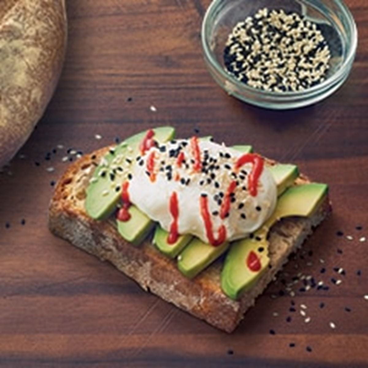 recipe image Toast à l’avocat avec graines de sésame et œuf pochés