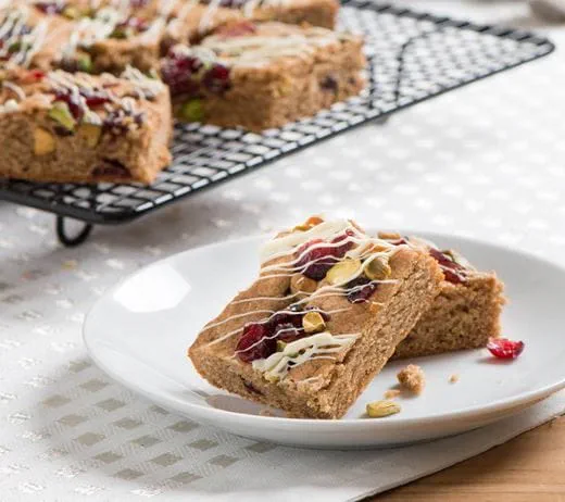 recipe image Biscuits au pain d’épice avec la pâte à biscuits aux possibilités infinies Becel