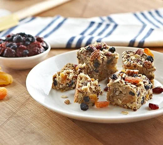 recipe image Biscuits barres granola avec la pâte à biscuits aux possibilités infinies Becel
