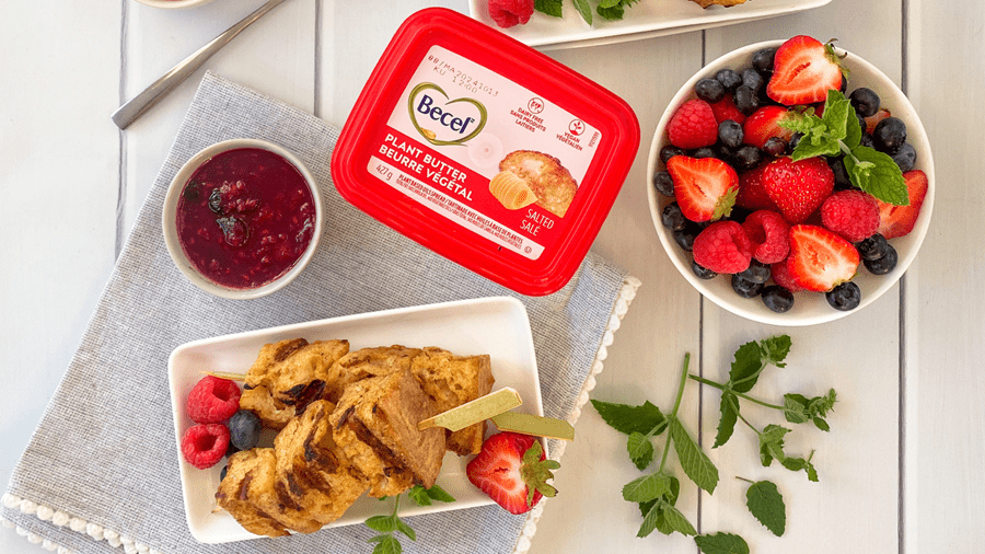 recipe image Brochettes de pain doré avec compote de petits fruits