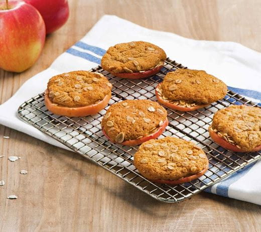 recipe image Biscuits aux pommes au four avec pâte à biscuits aux possibilités infinies Becel