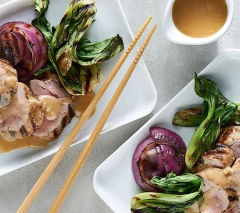 recipe image Porc grillé glacé au miso et à l’érable avec bok choy miniatures