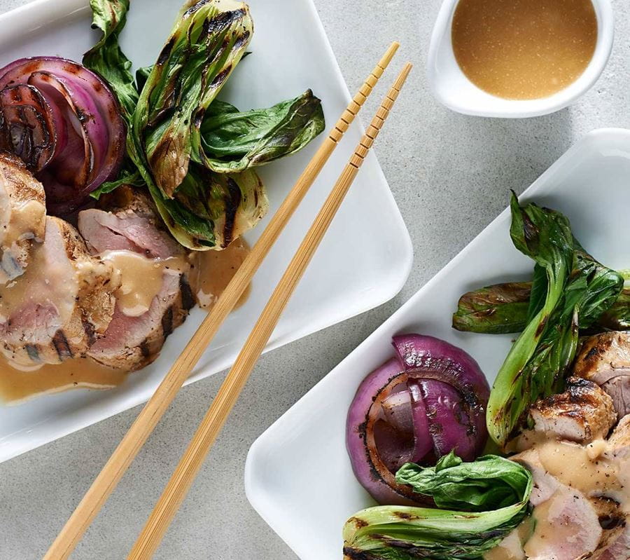 recipe image Porc grillé glacé au miso et à l’érable avec bok choy miniatures