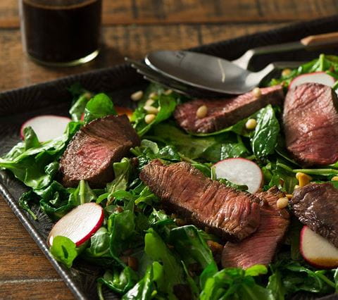 recipe image Bœuf poêlé avec vinaigrette à l’échalote et jeunes épinards