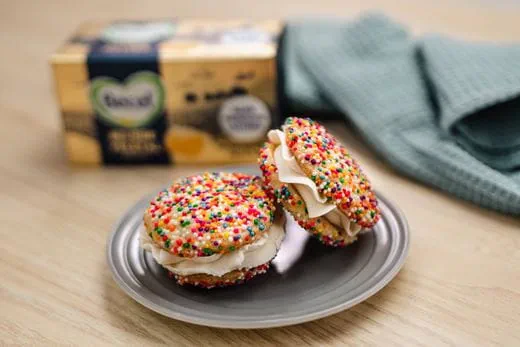 recipe image Biscuits au sucre végétaliens Becel® (Funfetti)